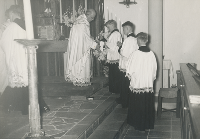 879211 Afbeelding van pater Sebastianus van Nuenen met drie misdienaars, vermoedelijk tijdens de wijding van 'nieuwe' ...